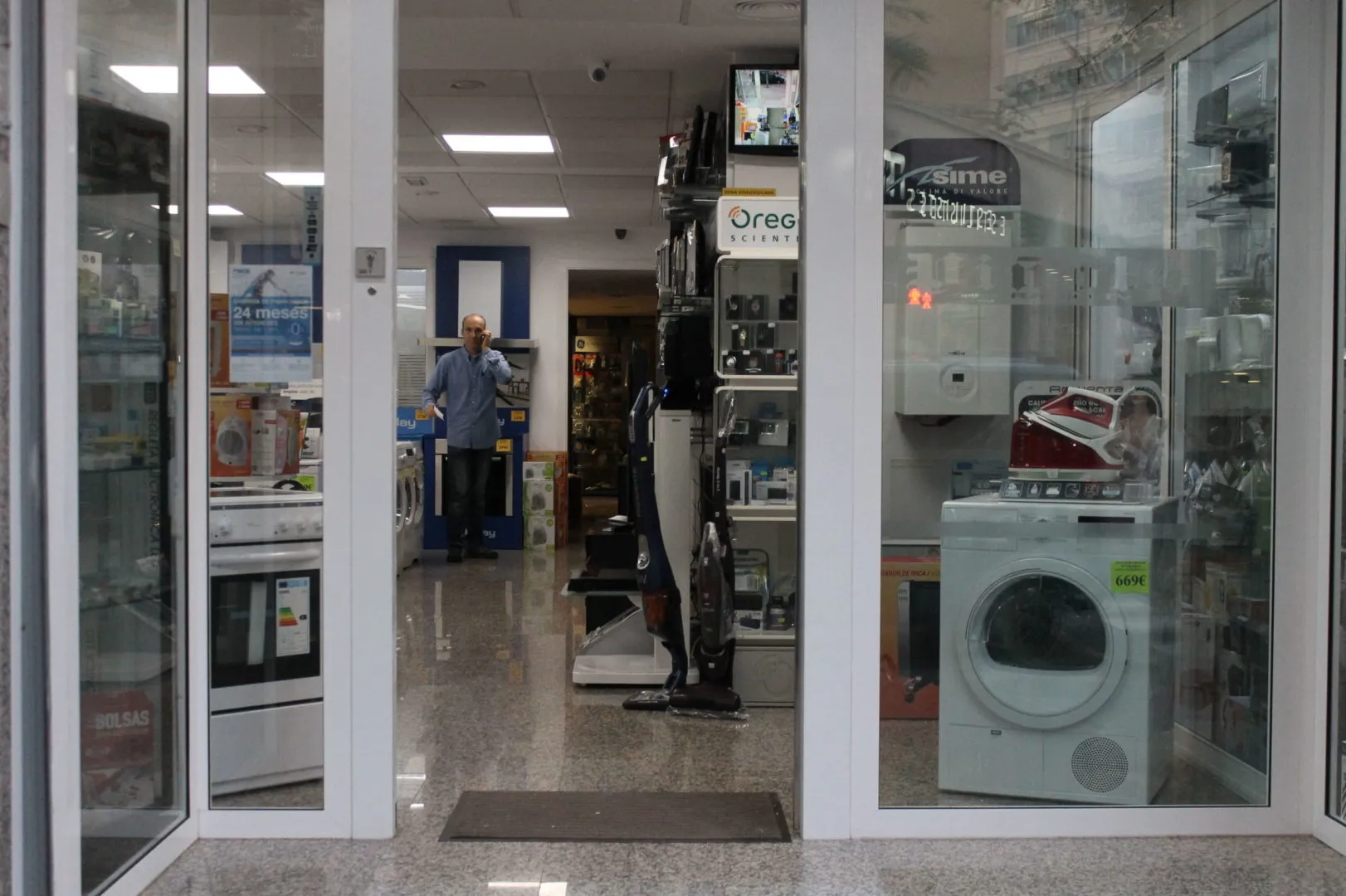 escaparate exterior tienda Radio Tv Piñol Tarragona