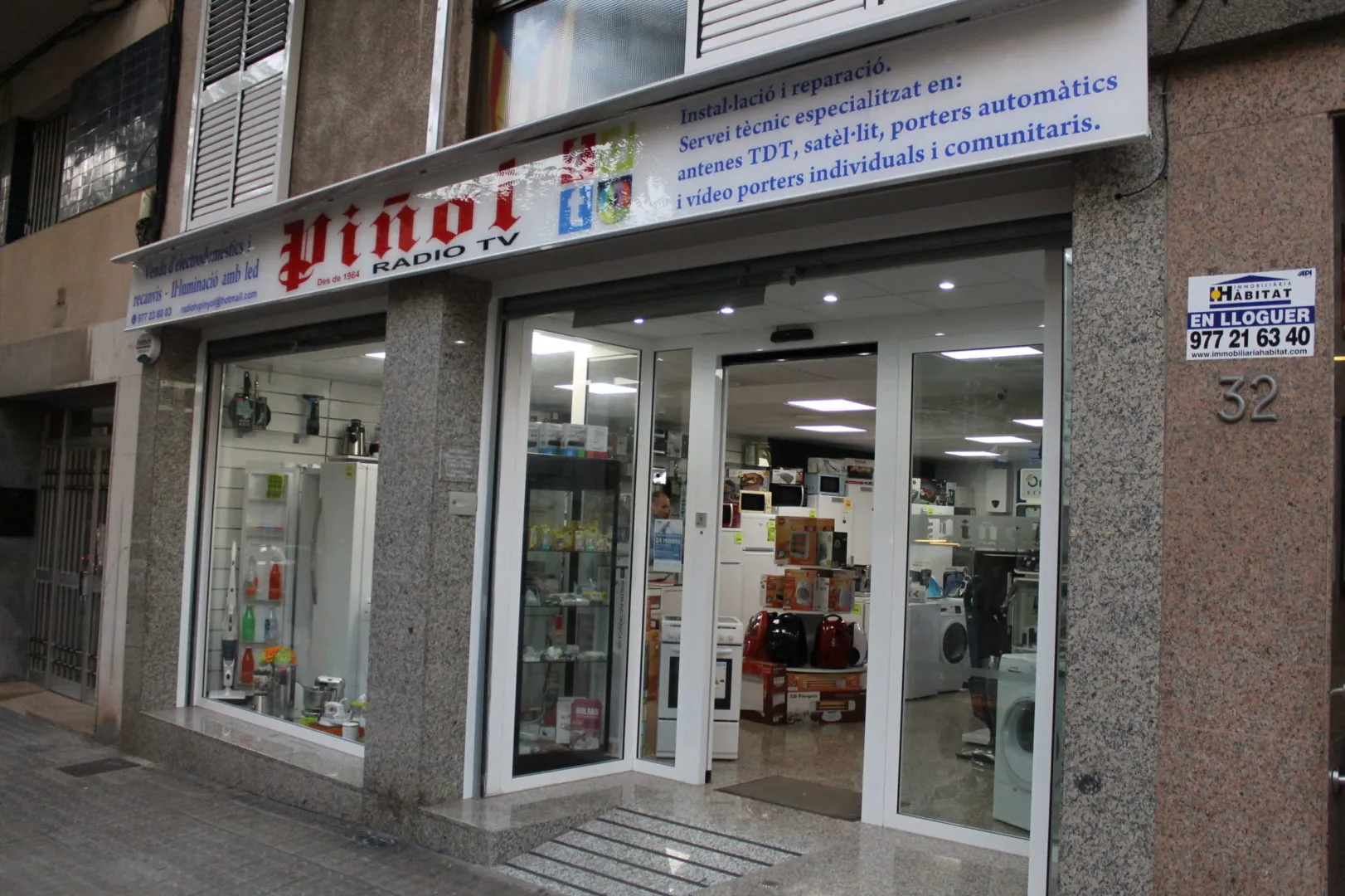 exterior dia exterior tienda Radio Tv Piñol Tarragona